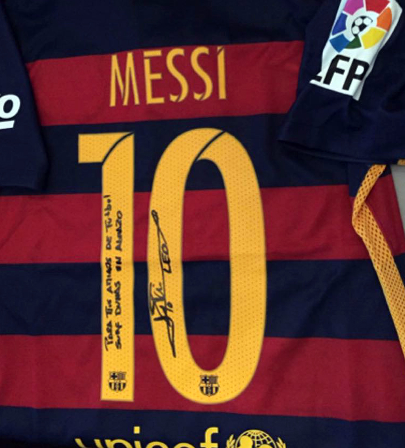 Leo Messi nos manda su camiseta firmada