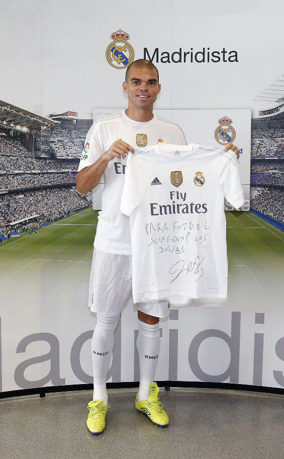 Pepe, con su camiseta firmada